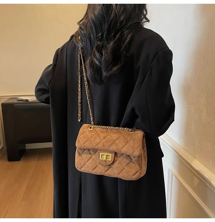 stunning luxury-style womenΓÇÖs chain handbag