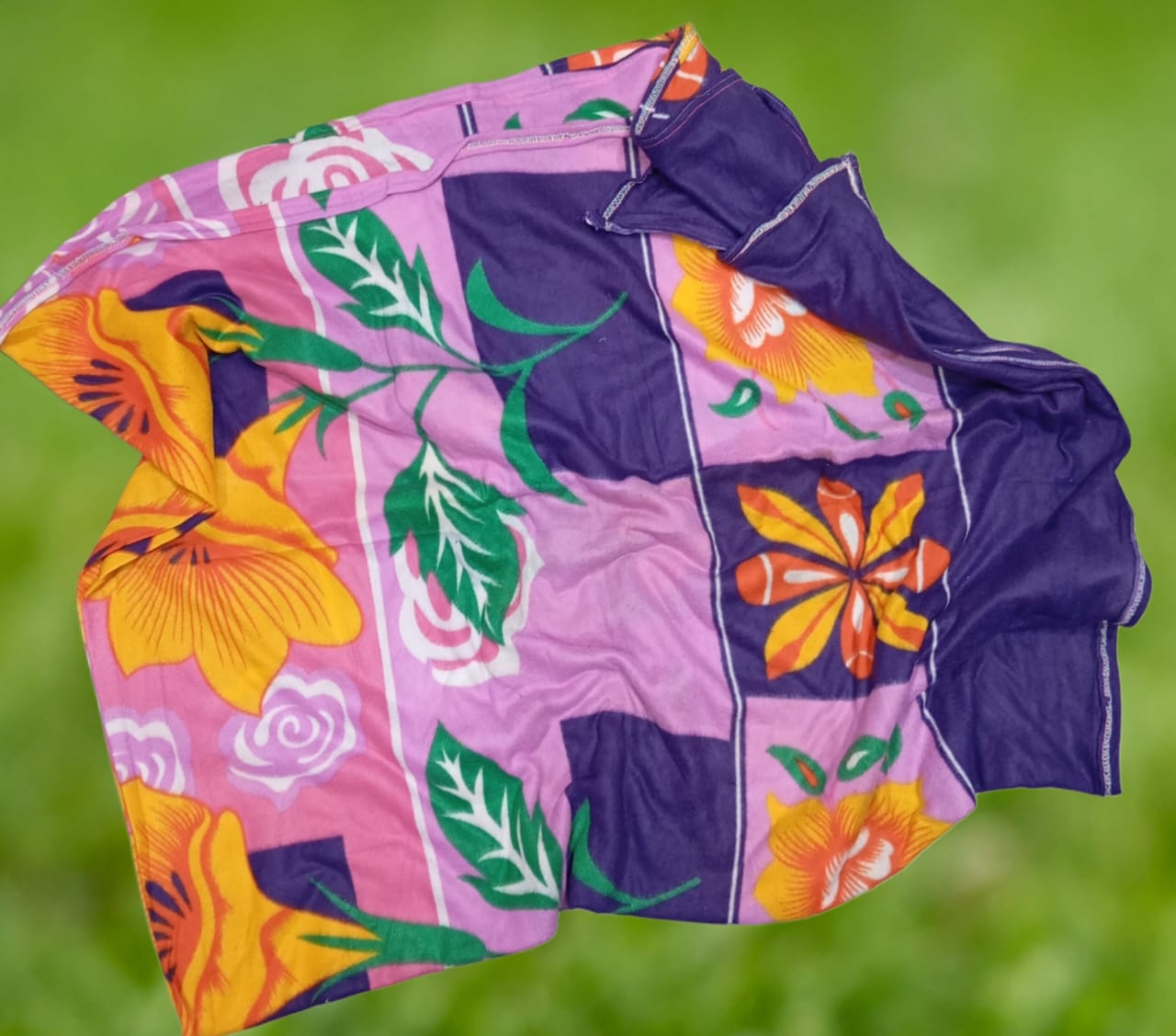 6├â┬ù5  Multicolor floral printed fleece blanket.