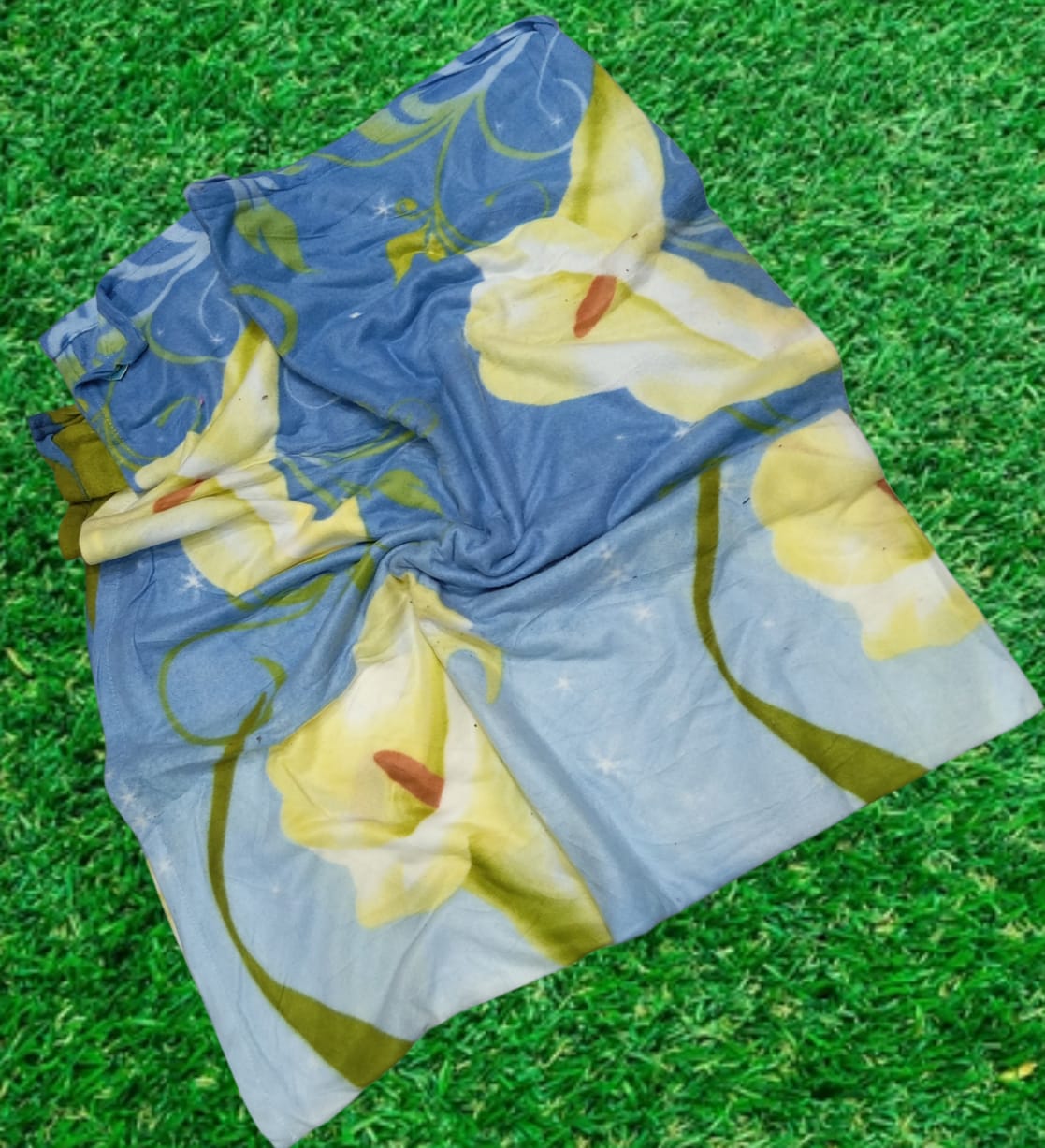 6├â┬ù5 Soft and warm multicolor floral printed fleece blanket.
